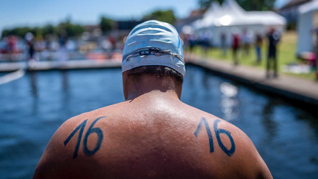 On the photo, you can see the back of an athlete right before the competition in open water swimming at the National Games Berlin 2022.