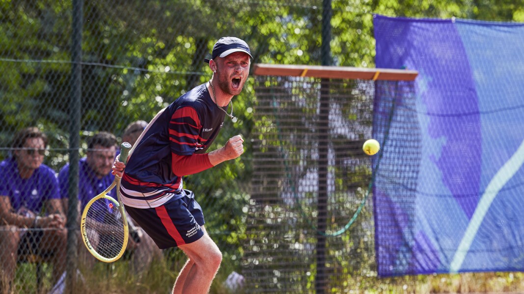 Auf der Fotografie sieht man den britischen Tennisspieler Adam Bronsword jubeln nach einem gewonnen Ballwechsel.