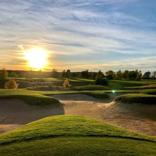 The photo shows the golf course of the resort in Bad Saarow.