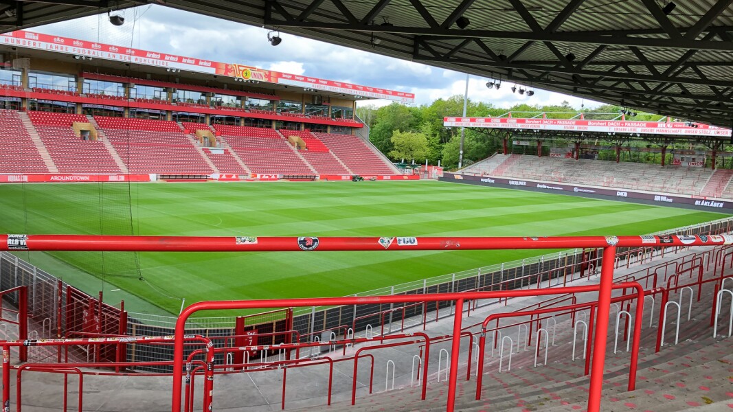 Das Foto zeigt das leere Stadion An der Alten Försterei inklusive des Fußballfeldes, auf dem der 1. FC Union beheimatet ist.