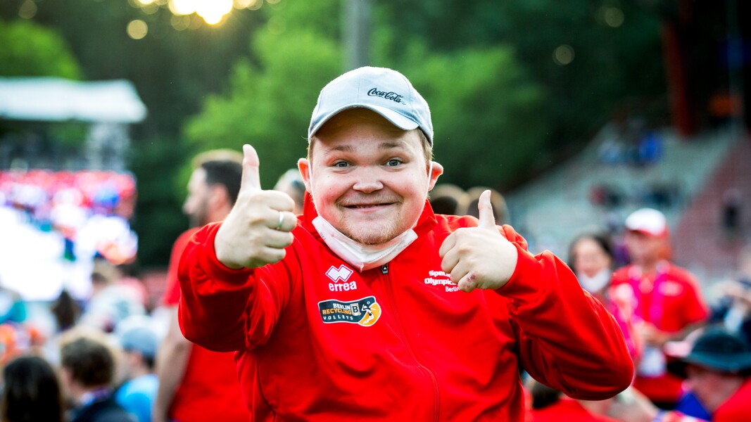 Athlete happily awaits the opening of the National Games and shows both thumbs up
