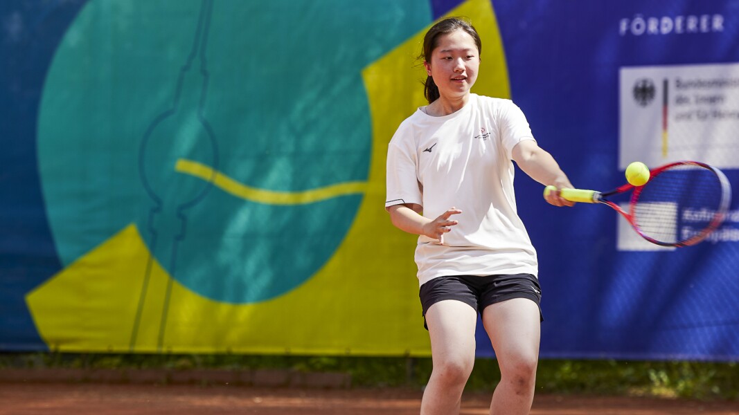 SO China's Na Wang returns a shot in the women's unifed sports team doubles - level 4 against SO USA.