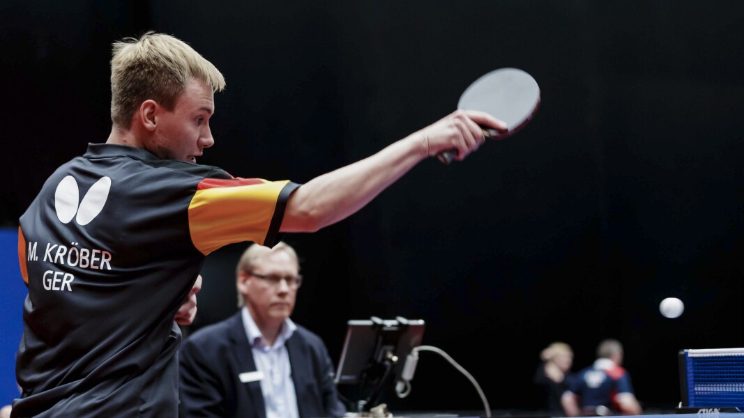 Auf dem Bild ist Maximilian Kröber zu sehen beim Tischtennis spielen. Er wirkt sehr fokusiert.