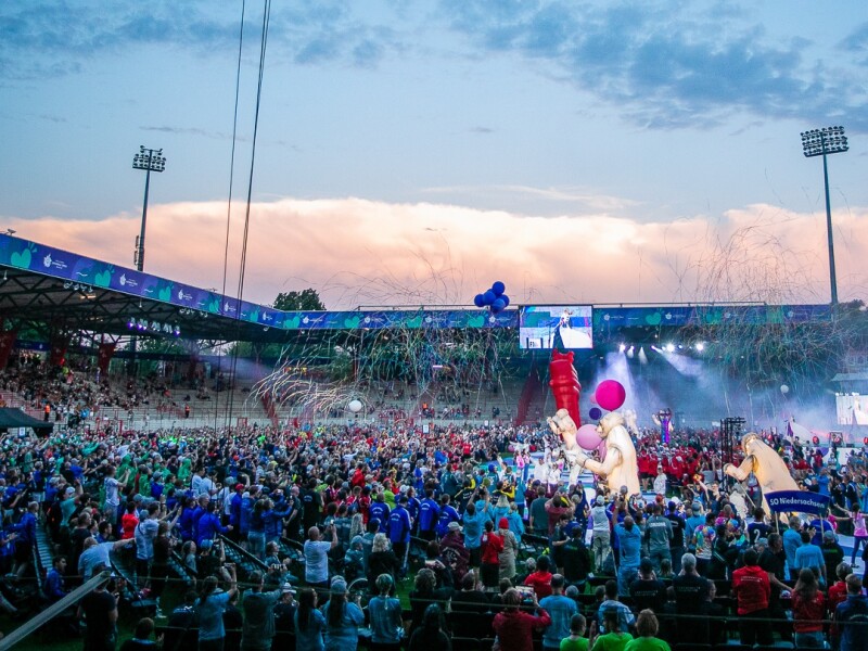 Das Foto zeigt eine Partyszene während der Eröffnungsfeier der Special Olympics Nationalen Spiele Berlin 2022. Viele Menschen feiern gemeinsam im Stadion An der Alten Försterei in Berlin-Köpenick.